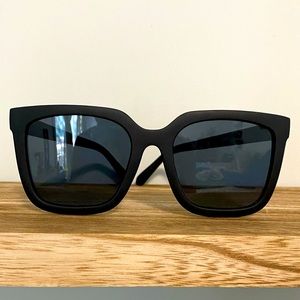 Quay- Genesis sunglasses- flat black